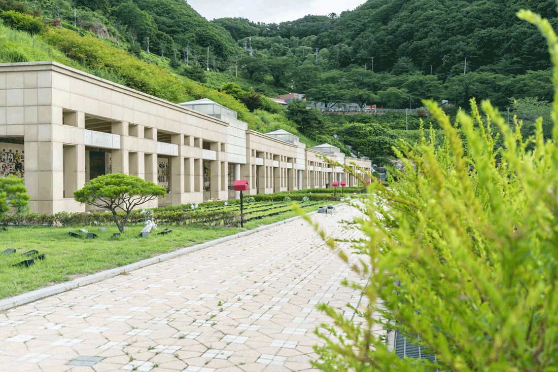 회랑형 봉안묘 전경사진