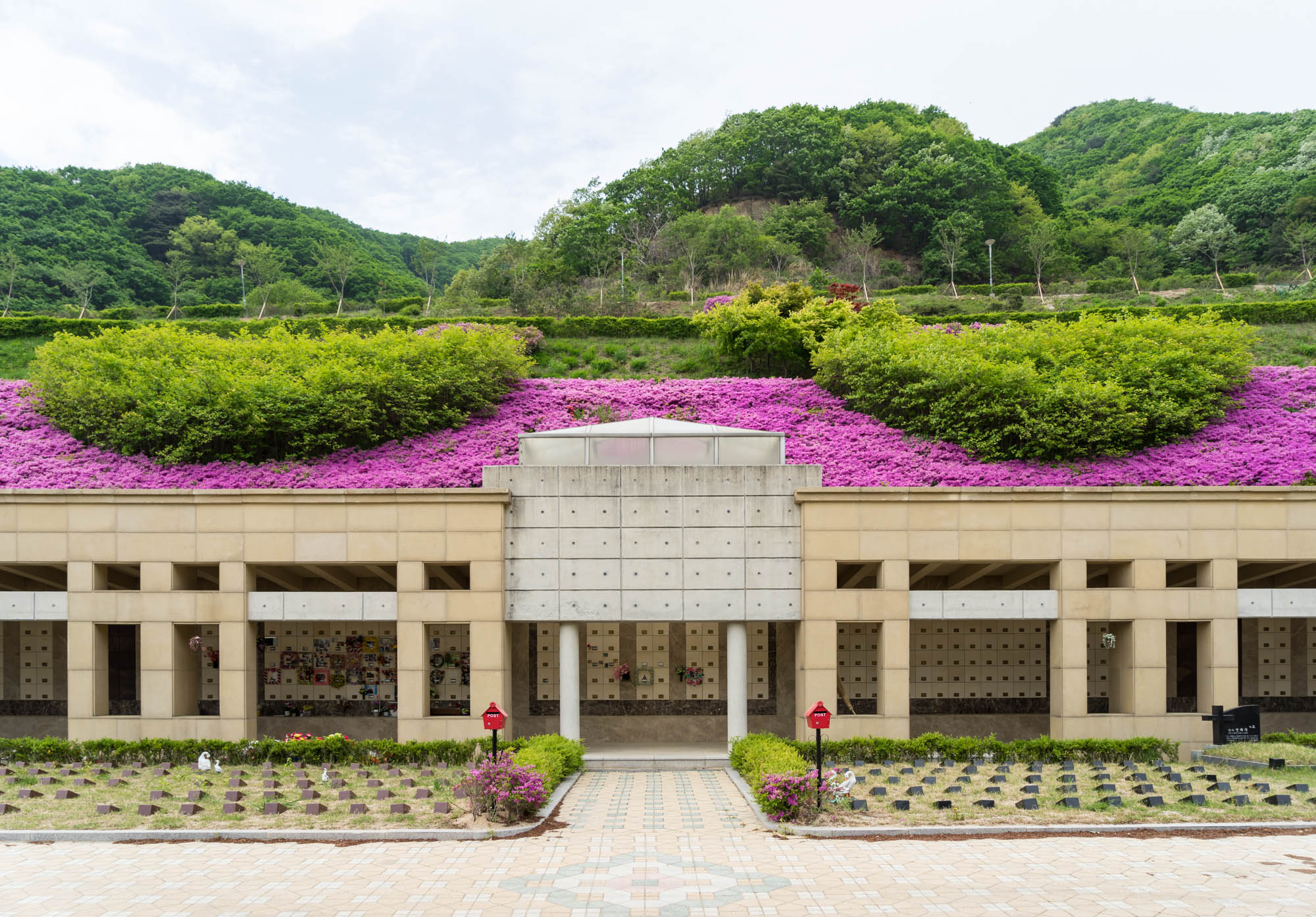 봄꽃핀 회랑형 납골당